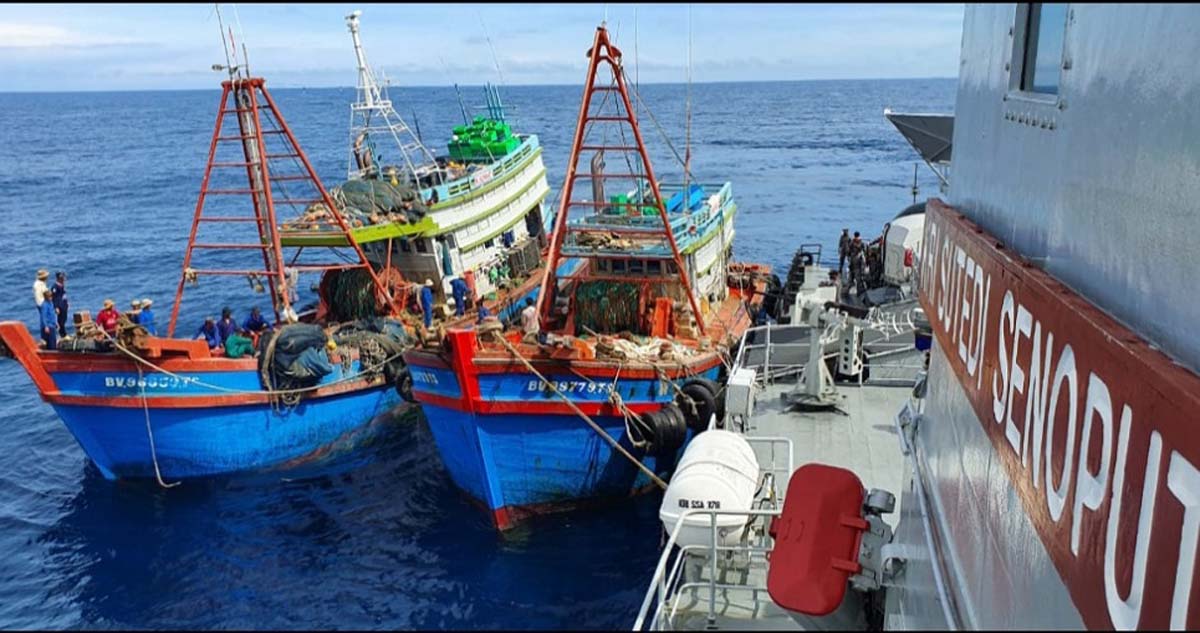 kapal ikan asing ditangkap di natuna Dua kapal ikan asing berbendera Vietnam yang diamankan di perairan Natuna.