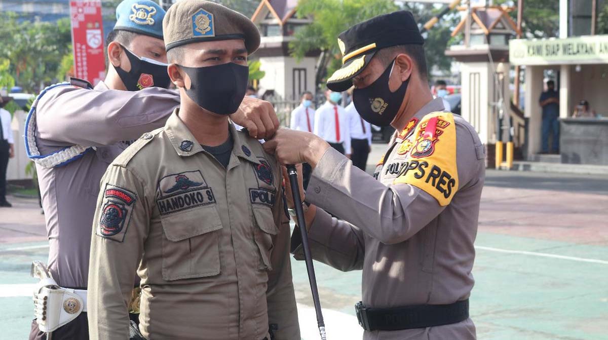 Kapolres Inhil AKBP Dian Setyawan menyematkan pita kepada personel yang terlibat dalam Operasi Lilin Lancang Kuning 2020.