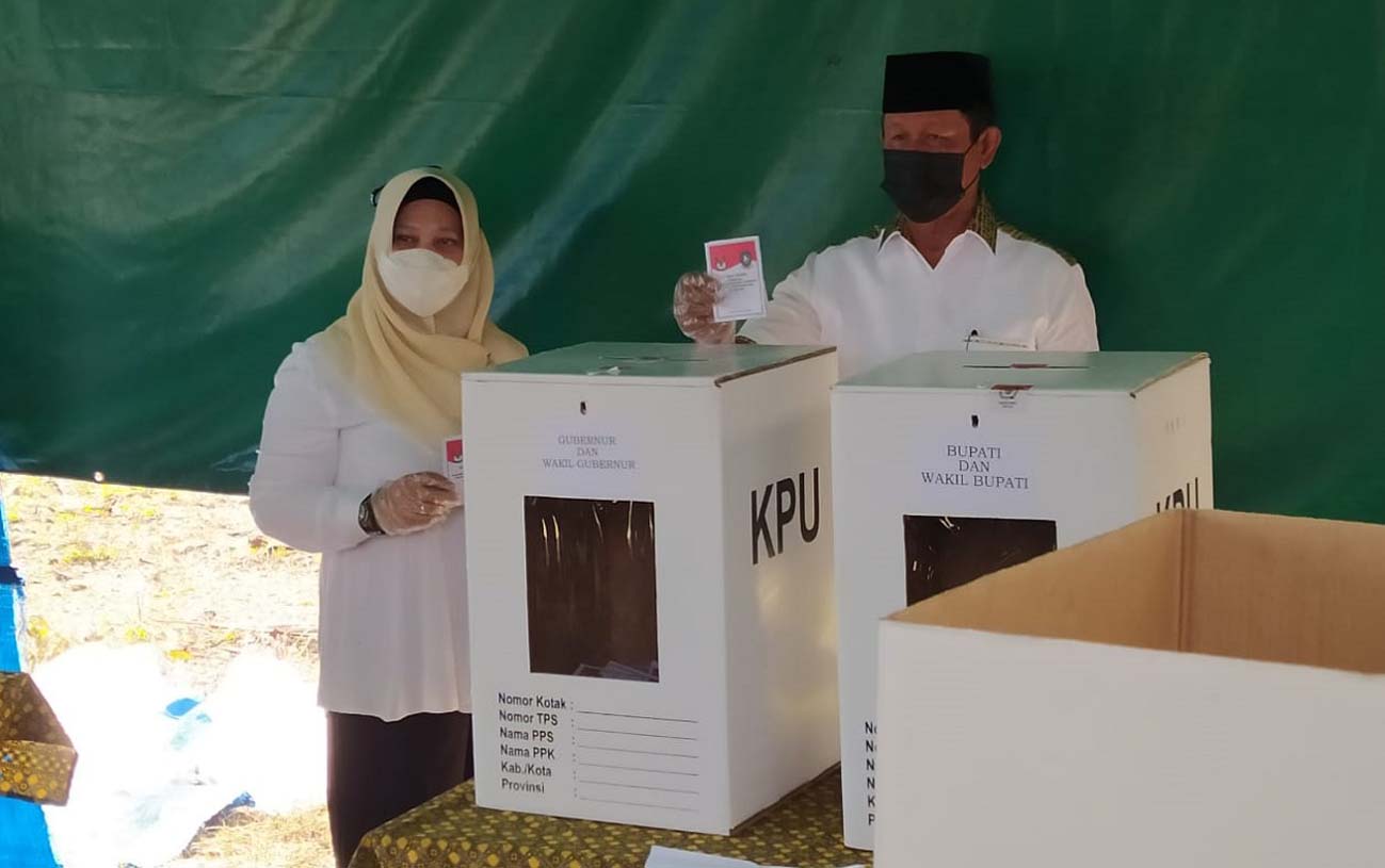 Isdianto dan istri nyoblos di TPS 2, Sidorejo, Kelurahan Lubuk, Kecamatan Karimun. (foto: yra)