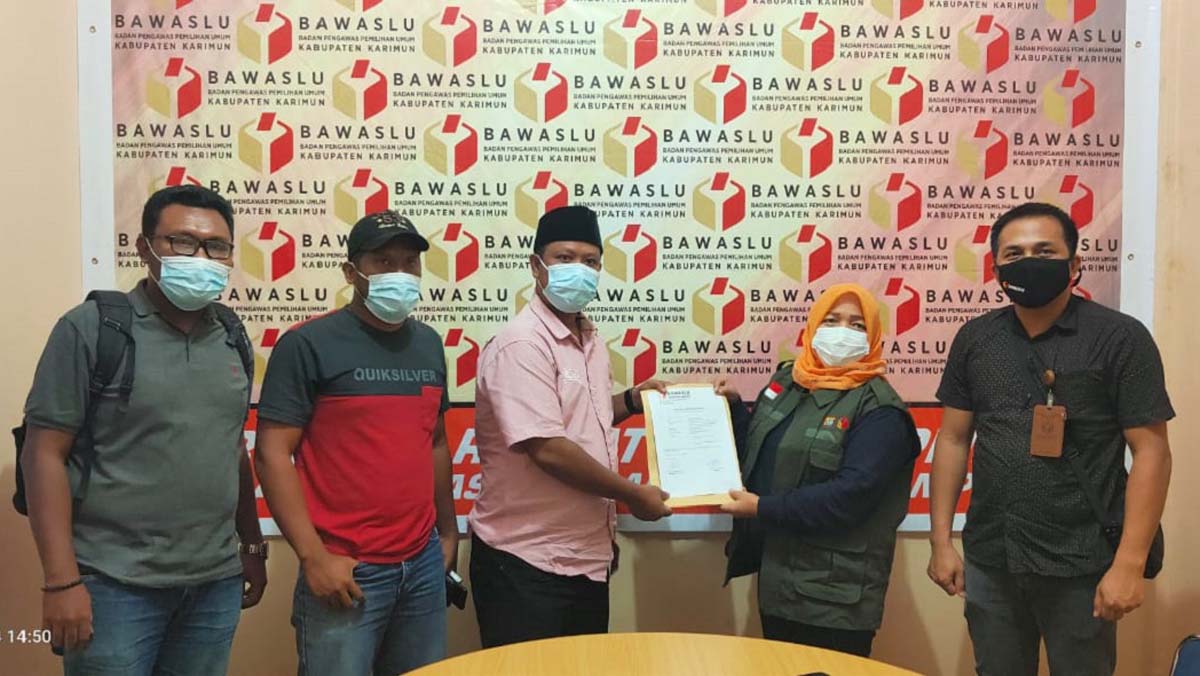 pelanggaran pilkada karimun diterima bawaslu Bawaslu Karimun menerima laporan dugaan pelanggaran Pilkada Karimun di media sosial facebook, Jumat (4/12/2020).