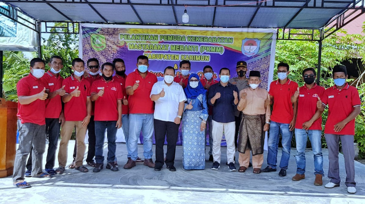 Bupati Meranti Irwan Nasir (baju putih) berfoto bersama pengurus PKMM Karimun yang dikukuhkan. (foto: yogi)