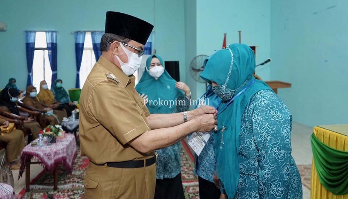Bupati Inhil HM Wardan menyematkan tanda peserta kepada pelatihan administrasi bagi ibu-ibu yang tergabung dan Tim Penggerak PKK Kabupaten Inhil. (foto: dok.Prokopim Pemkab Inhil)