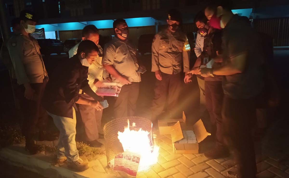 KPU Karimun bersama Bawaslu dan kepolisian memusnahkan ribuan lembar surat suara Pilkada Karimun dan Kepri. (foto: yra)