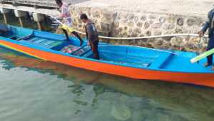 Perahu yang digunakan tiga pelaku yang menggunakan racun untuk menangkap ikan di Morowali, Sulawesi Tengah. (foto: Dok. PSDKP)