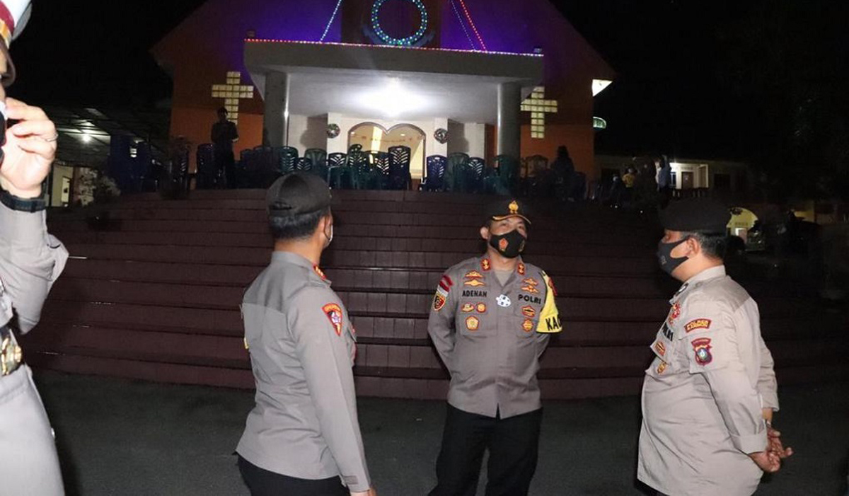 Kapolres Karimun AKBP M Adenan memantau pengecekan dan sterilisasi gereja-gereja jelang ibadah Natal 2020. (foto: yra)