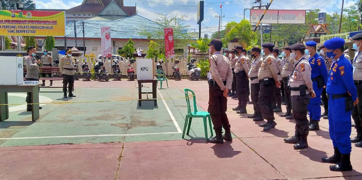 Personel Polres Inhil yang di-BKO-kan ke Indragiri Hulu latihan pengamanan TPS Pilkada 2020 di Mapolres Inhil, Selasa (1/12/2020). (foto: abd)