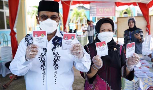 Aunur Rafiq dan istri saat mencoblos. (foto: yra)