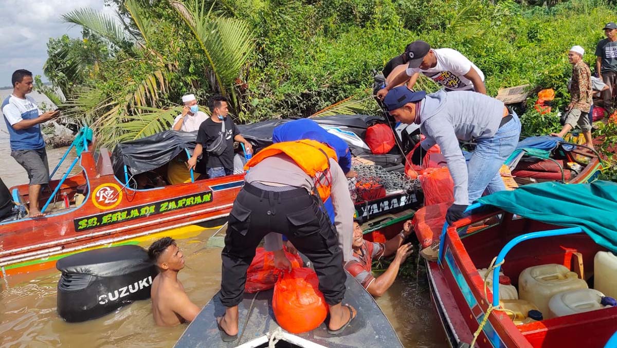 Petugas kepolisian dari Polairud Polres Inhil mengevakuasi penumpang SB Indra Jaya Grup yang tenggaelam, Minggu (6/12/2020).