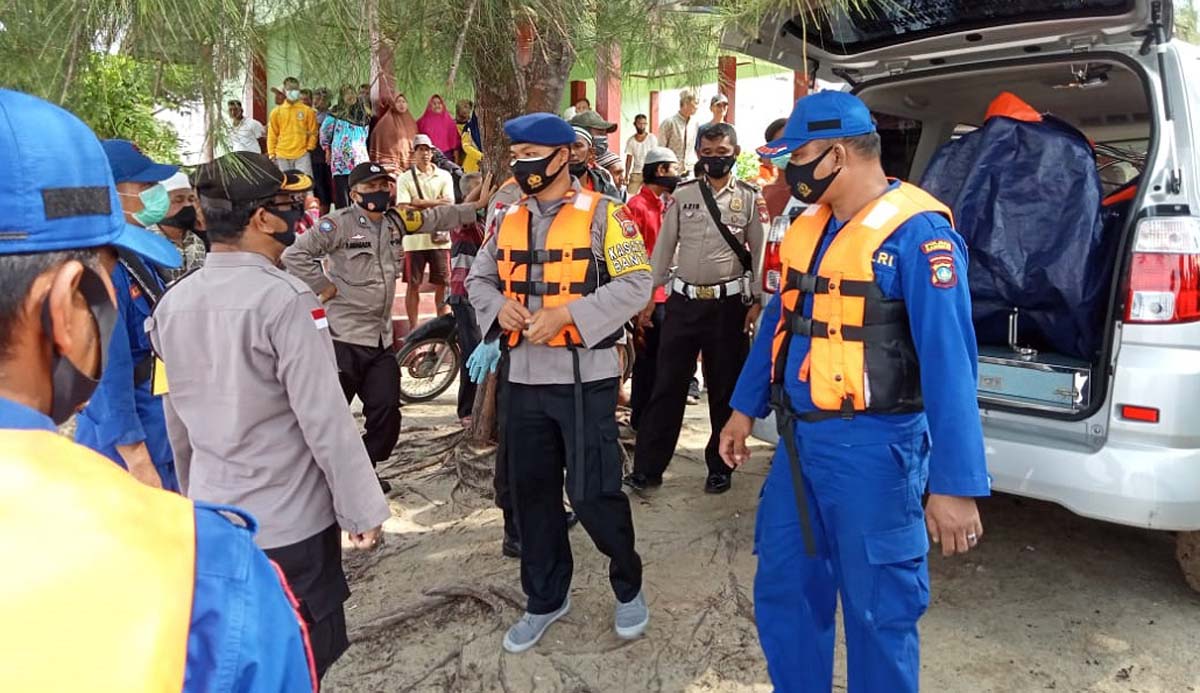 Polisi mengevakuasi jenazah kru SB Tiga Saudara yang ditemukan di pesisir Pantai Lubuk, Kundur, Rabu (23/12/2020).