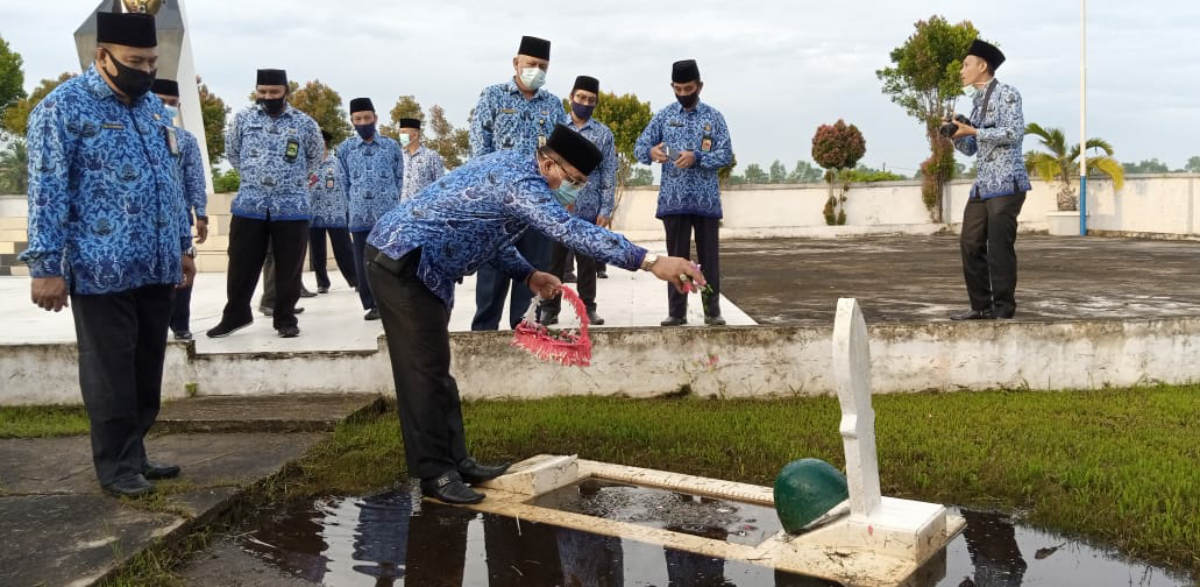 IMG-20210104-WA007820210104 Hari Amal Bakti ke-75, Kantor Kementerian Agama Inhil ziarah makam pahlawan, Senin (4/1/2021). (foto: Abdullah)