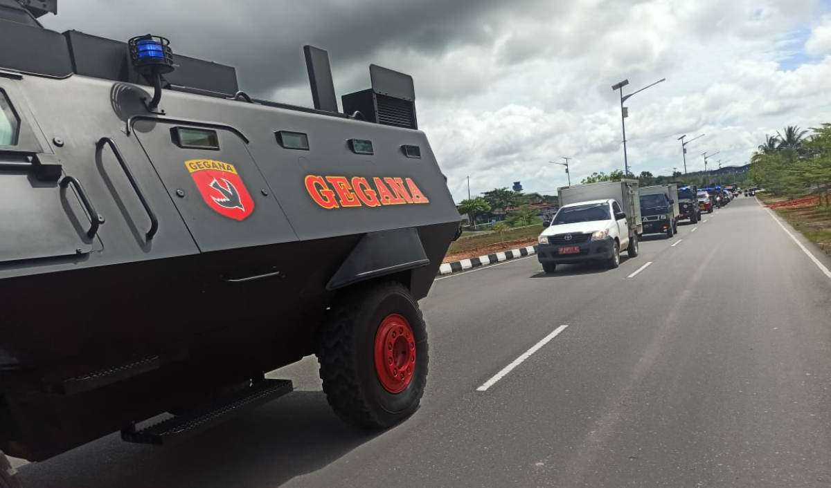 IMG-20210105-WA007820210105 Kendaraan taktis Brimob mengawal perjalanan vaksin COVID-19 dari Bandara RHF Tanjungpinang, Selasa (5/1/2021). (foto: Dok. Humas Polda Kepri)