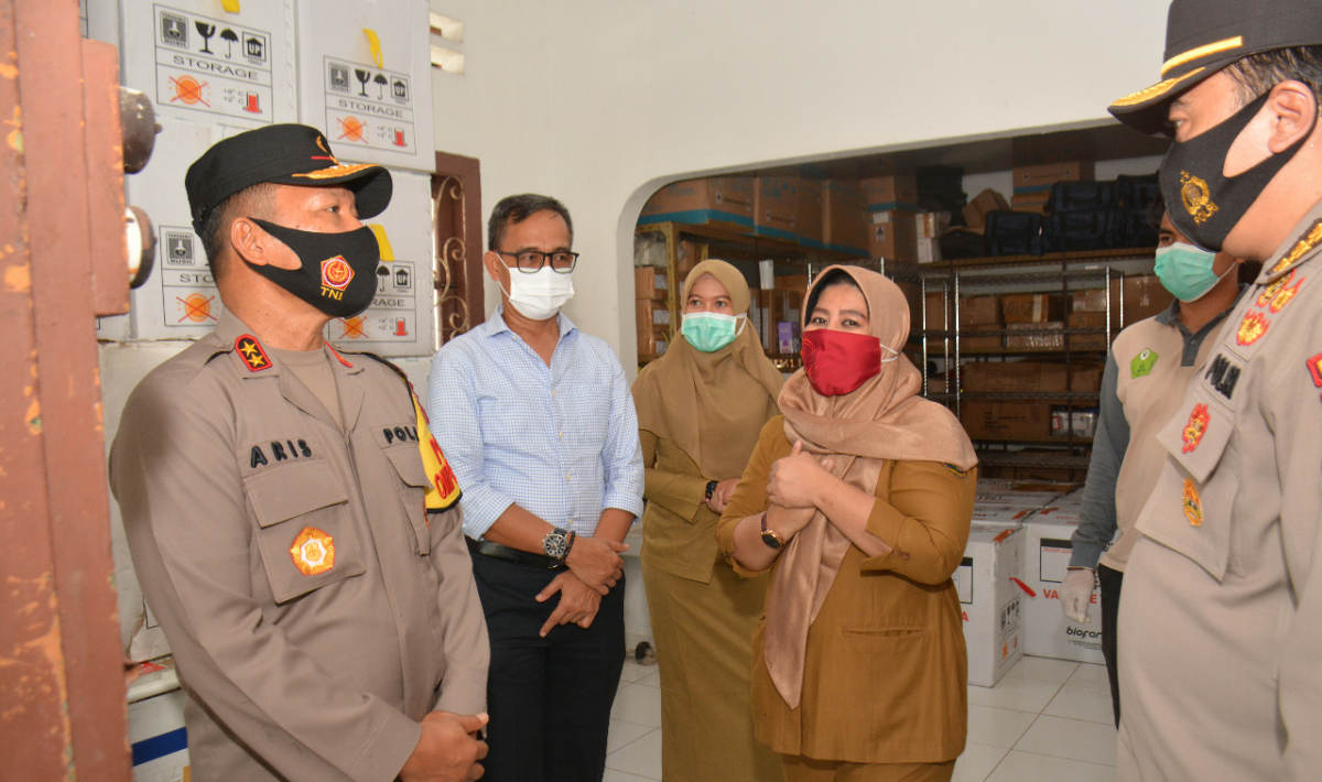 Kapolda Kepri Irjen Pol Aris Budiman pantau langsung pengamanan dan pengawalan vaksin COVID-19. (foto: Dok Humas Polda Kepri)