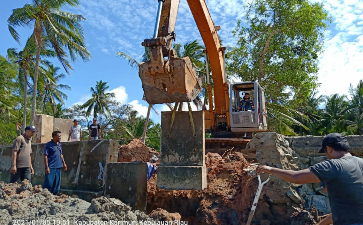 Alat berat mengerjakan perbaikan tembok penahan abrasi di Pantai Teluk Dalam. PT Timah rampungkan perbaikan penahan abrasi Pantai Teluk Dalam Karimun.