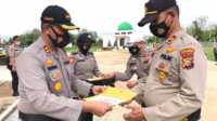 Kapolres Meranti memberikan penghargaan kepada personel berprestasi dalam penanganan COVID-19.