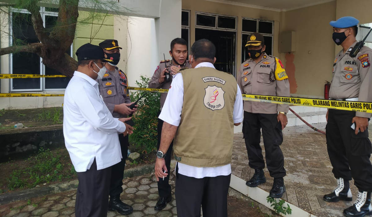 Bupati Karimun Aunur Rafiq meninjau Gedung E yang terbakar Rabu. (foto: yogi)
