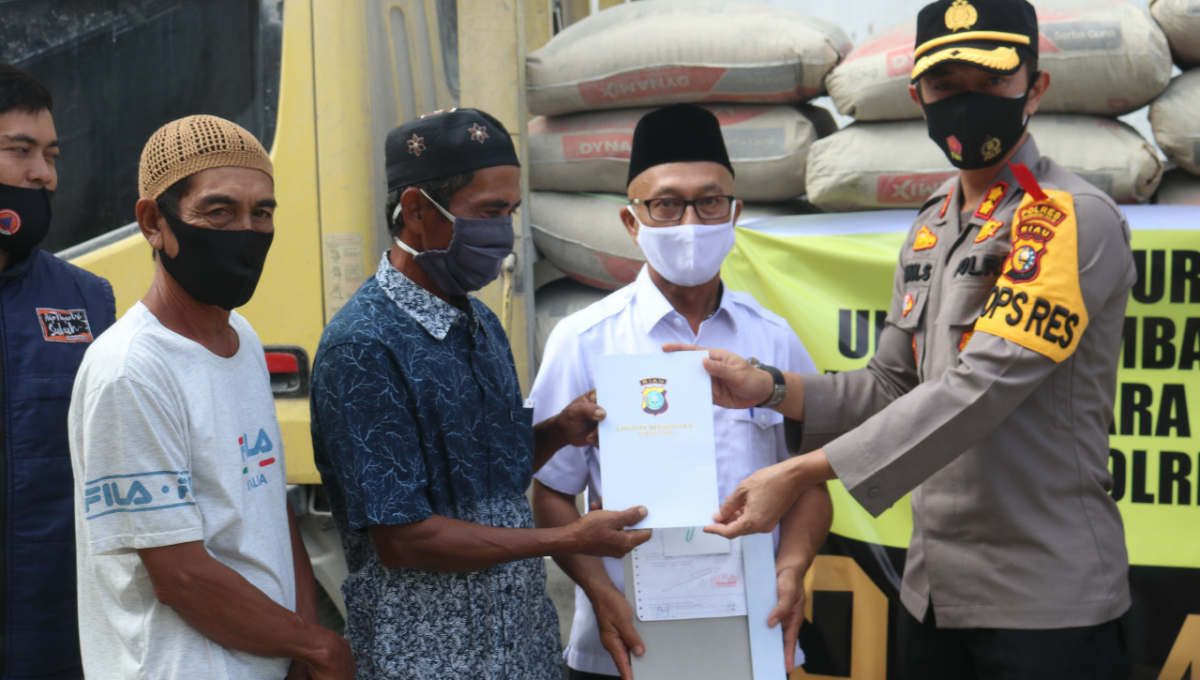 Kapolres Inhil Serahkan 150 Sak Semen, Bantu Pembangunan Masjid Al-Firdaus Parit Hijrah. (foto: abdullah)