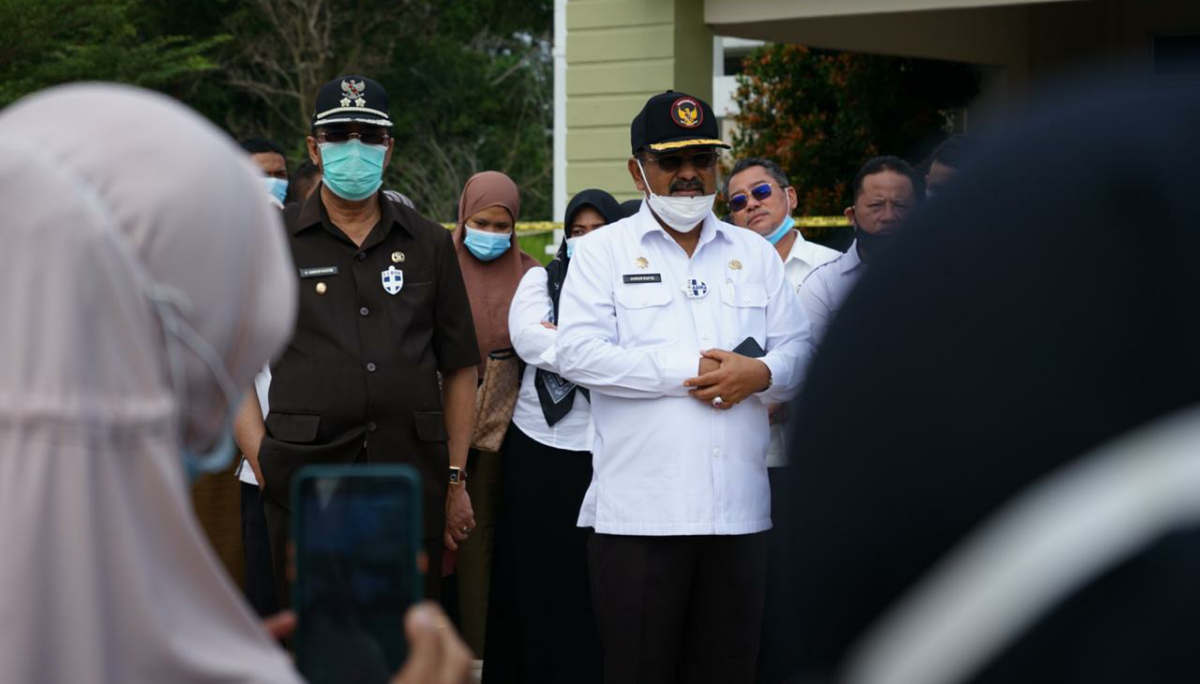 Bupati Karimun Aunur Rafiq menemui kalangan ASN yang kantornya di Gedung E Komplek Perkantoran Pemkab Karimun terbakar pada Rabu (16/1/2020) pagi. (foto: istimewa)