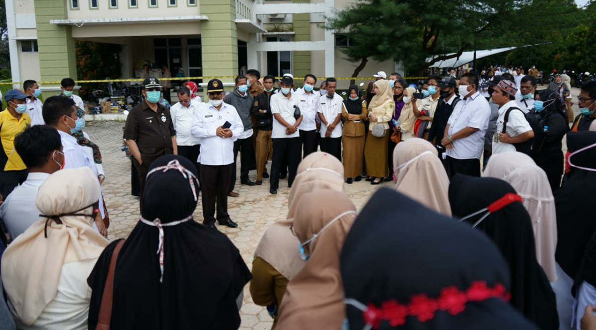 Bupati Karimun Aunur Rafiq meninjau dan bertemu dengan ASN yang kantornya terbakar. Bupati minta pimpinan OPD terdampak mencari kantor pengganti. (foto: istimewa)