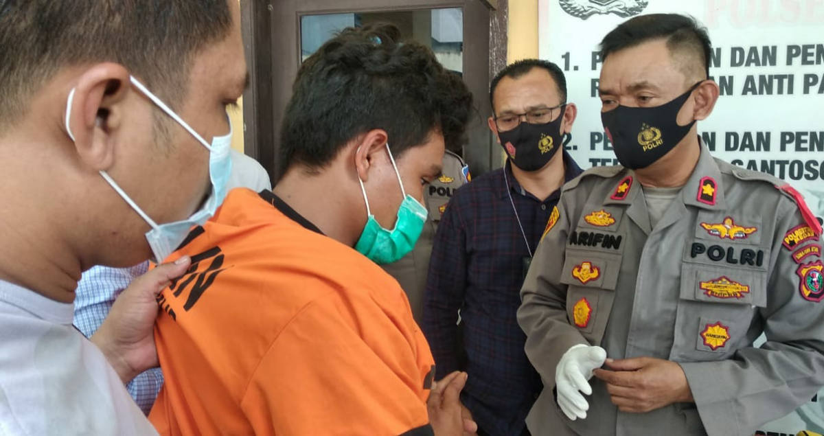 IMG-20210107-WA019420210107 Tersangka pencuri kotak infaq diinterogasi polisi di sela konferensi pers yang digelar Polsek Medan Timur, Kamis (7/1/2021). (foto: ronald sihombing)