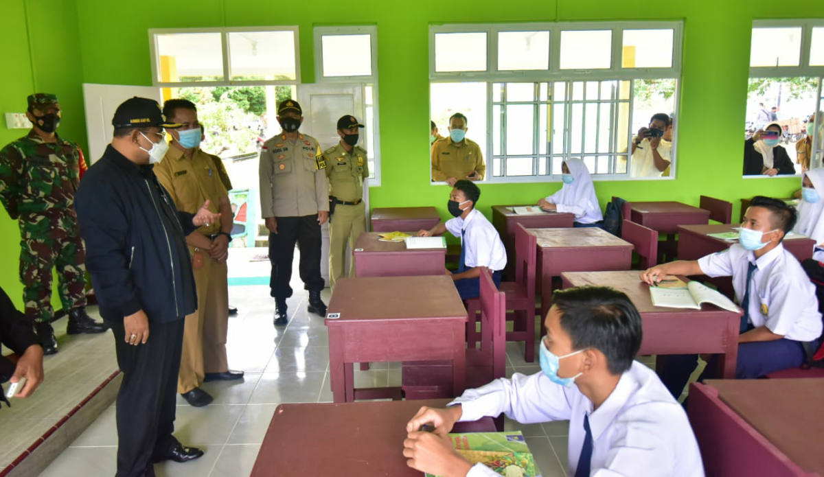 Bupati Karimun Aunur Rafiq saat meninjau kegiatan belajar tatap muka di sebuah sekolah beberapa waktu lalu.