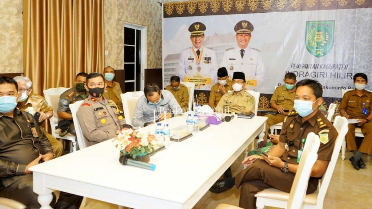 Bupati Inhil HM Wardan bersama Forkopimda mengikuti rakor secara vitual dengan Wakil Gubernur Riau, Senin (11/1/2021). Dalam rakor itu, Bupati menyebutkan sebanyak 3.671 nakes dan 600.000 jiwa di Inhil akan divaksin COVID-19. (foto: istimewa(