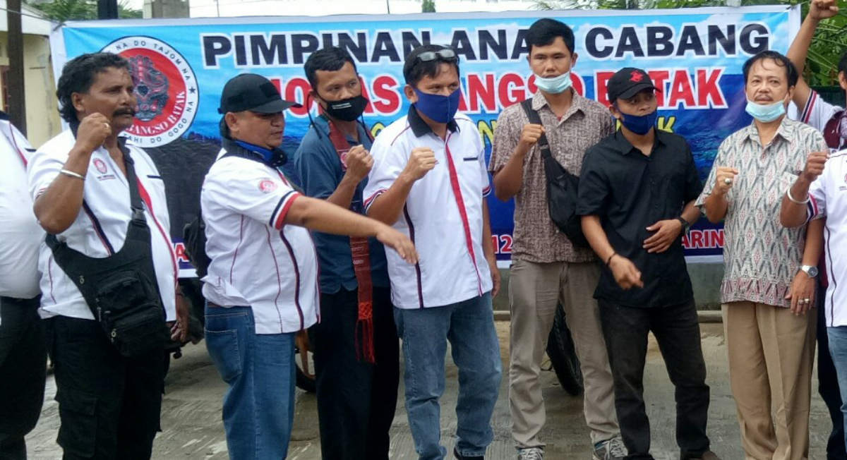 Lamsiang (tengah baju putih) pada salah satu acara sosial bersama pengurus DPP HBB.