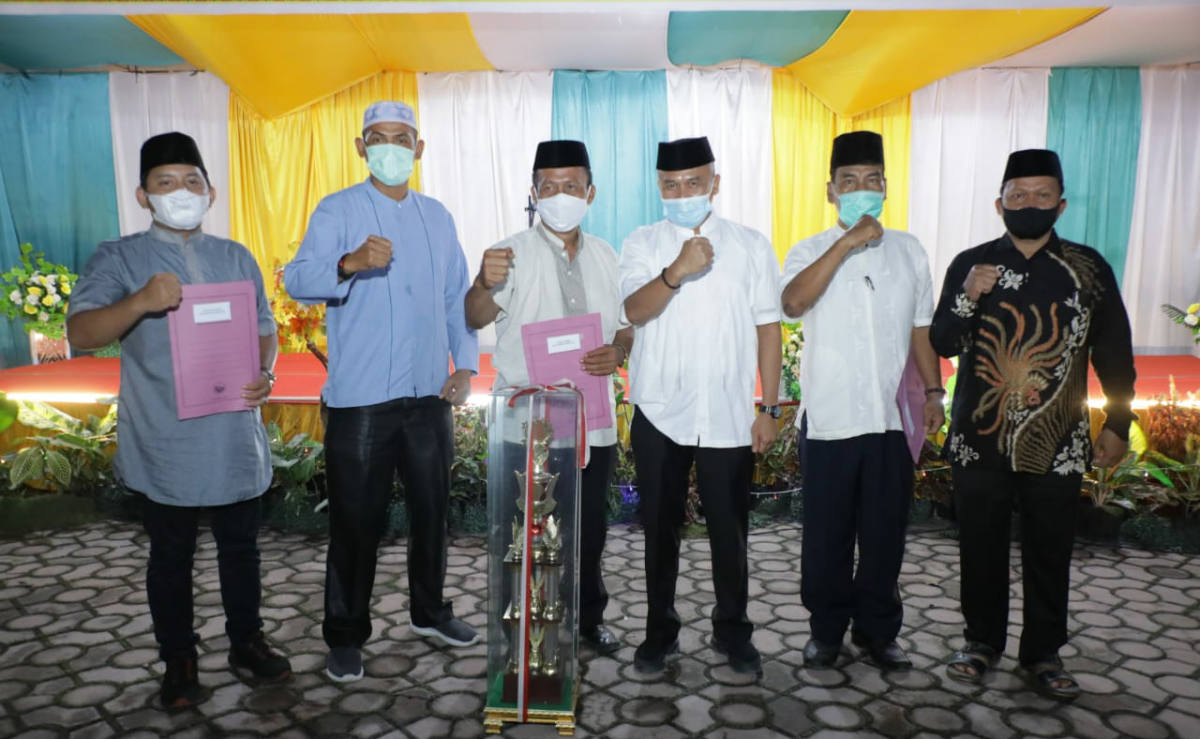 Camat Kota Kisaran Timur berfoto bersama juara umum MTQ 2021 tingkat Kecamatan Kota Kisaran Timur.