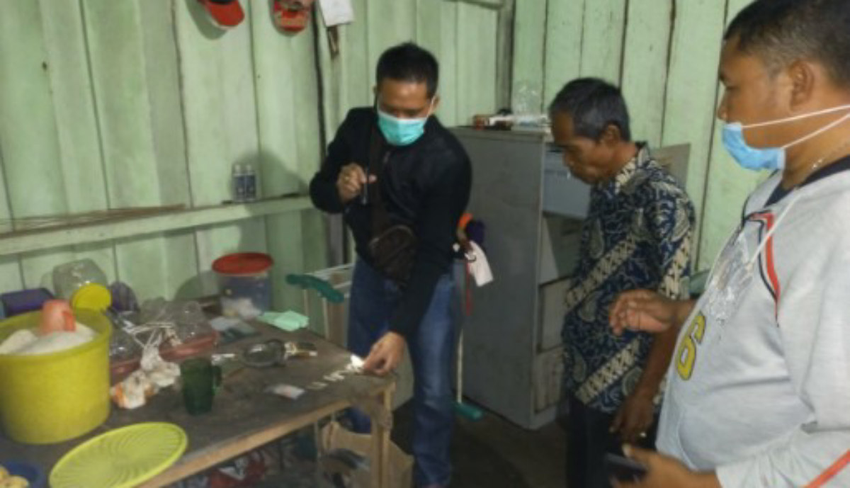 IMG-20210131-WA005720210131 Polisi dari Polsek Kota Kisaran menggeledah rumah TB, diduga tersangka pengedar narkoba.