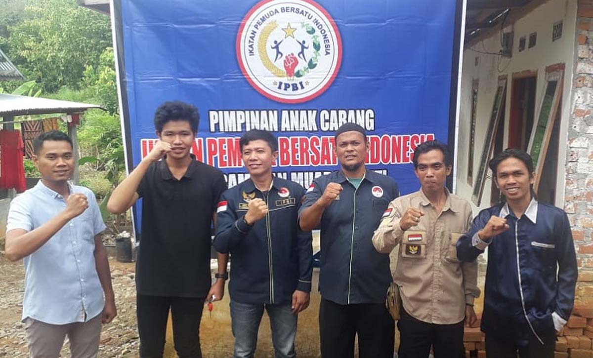 DPD Ikatan Pemuda Bersatu Indonesia (IPBI) menyerrahkan mandat kepada PAC Kecamatan Muara Beliti. (foto: abk)