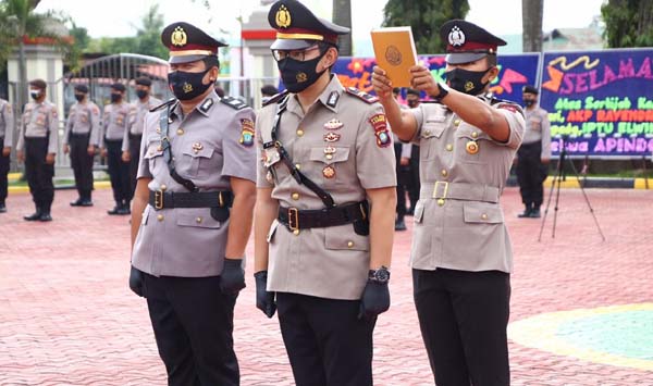 Iptu Elwin Kristanto diambil sumpahnya sebagai Kasatres Narkoba Polres Karimun.