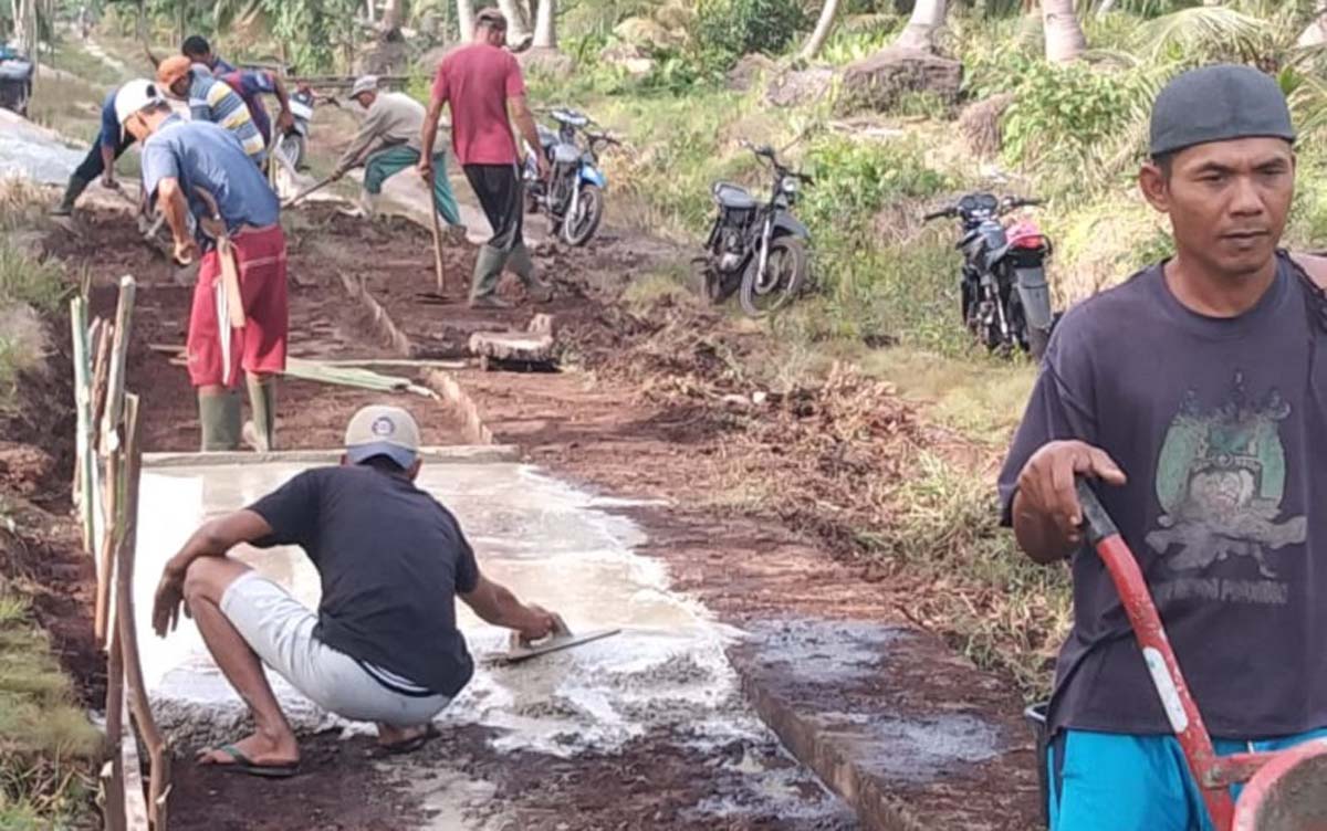 Hari libur, Minggu (31/1/2021), Kades Teluk Nibung goro bersama warga perbaiki jalan rusak.