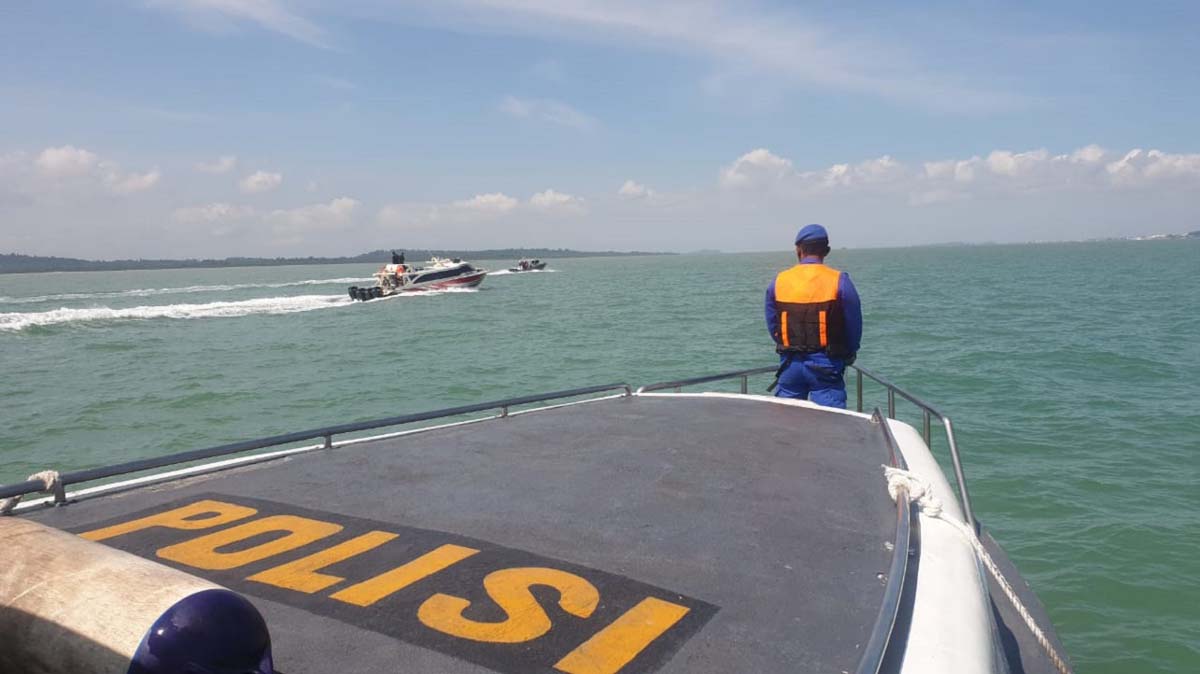 Kapal patroli polair polres karimun kawal vaksin COVID-19 Kapal patroli Satpolairud Polres Karimun mengawal pendistribusian vaksin COVID-19 ke Karimun. Tidak mau kecolongan, Polres Karimun kerahkan tiga kapal patroli kawal vaksin COVID-19.