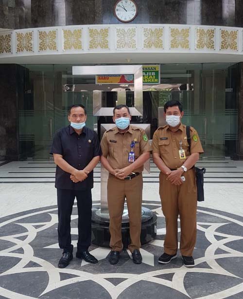 Ketua DPRD Inhil Feryandi (kiri) berpose bersama Kepala UPT Wilayah 4 Dinas PUPR Provinsi Riau dan Kepala Dinas PUPR Inhil usai koordinasi peningkatan kualitas jalan provinsi di Inhil. (foto: istimewa)