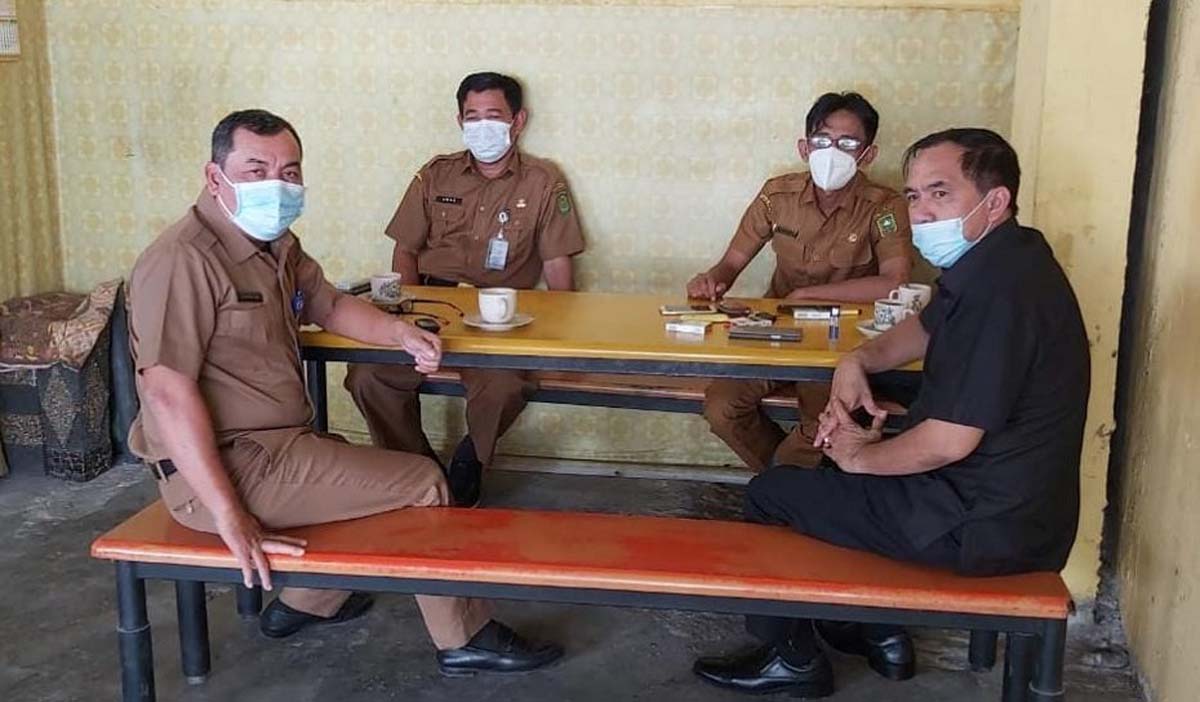 Ketua DPRD Inhil koordinasi perbaikan jalan Ketua DPRD Inhil Ferryandi (kanan) berdiskusi dengan Kepala UPT Wilayah 4 Dinas PUPR Provinsi Riau dan Kepala Dinas PUPR Inhil terkait upaya peningkatan kualitas jalan provinsi di Inhil. (foto: istimewa)