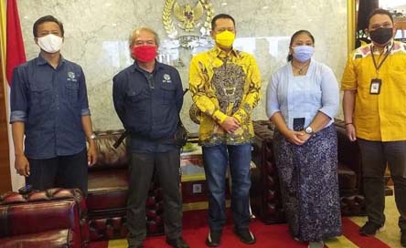 Ketua Umum IWO Jodhi Yudono, Sekjen Dwi Christianto dan Bendahara Umum berfoto bersama Ketua MPR Bambang Soesatyo. (foto: Dok PP IWO) 