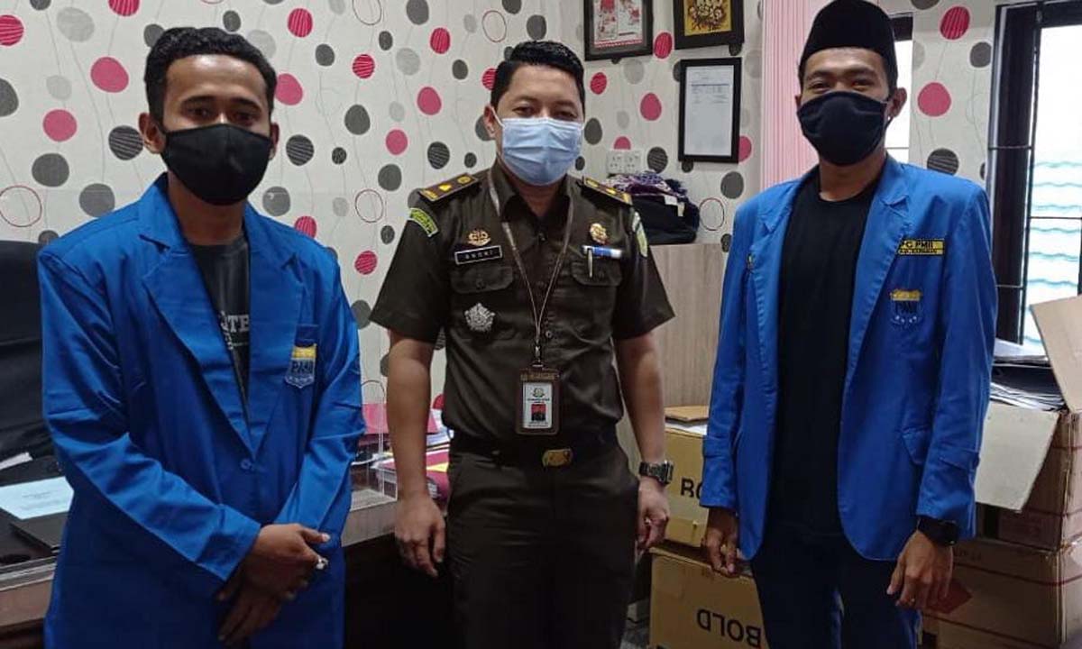 Ketua PMII Karimun Rudi Saputra beserta sekretaris ketika beraudiensi dengan Kasi Pidsus Kejari Karimun Andriansyah.