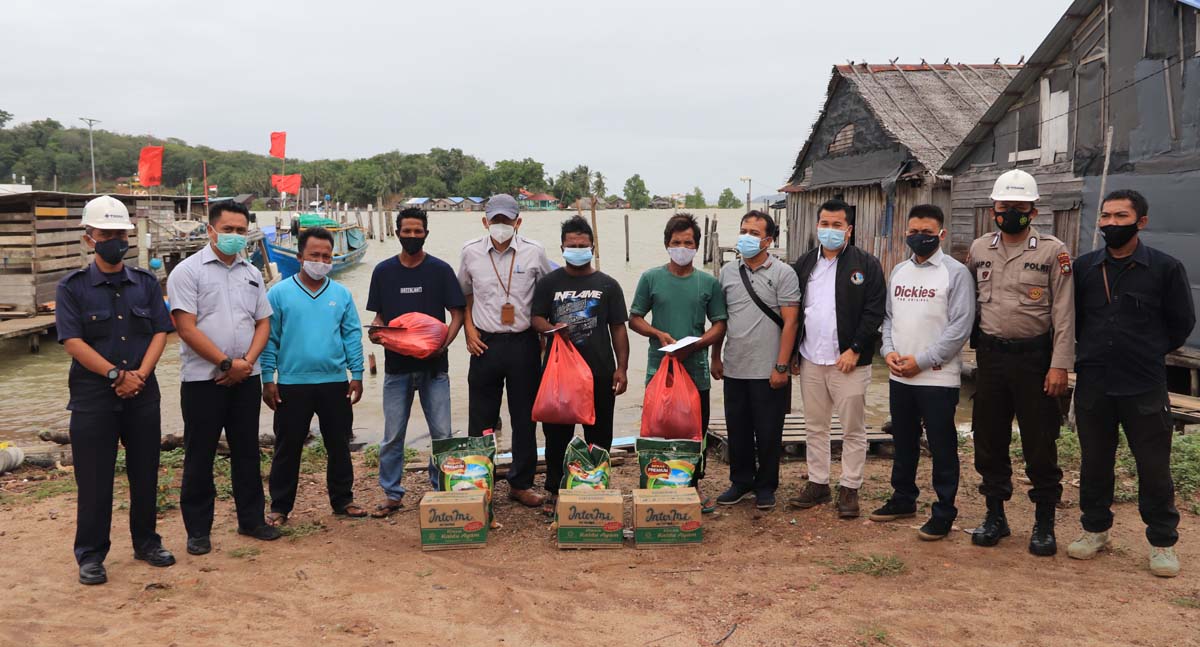 Tiga nelayan yang kapalnya tenggelam berfoto bersama manajemen PT Timah dan pejabat setempat usai menerima bantuan, Rabu (13/1/2021). (Foto: Humas PT Timah Wilayah Operasi Kepri dan Riau)