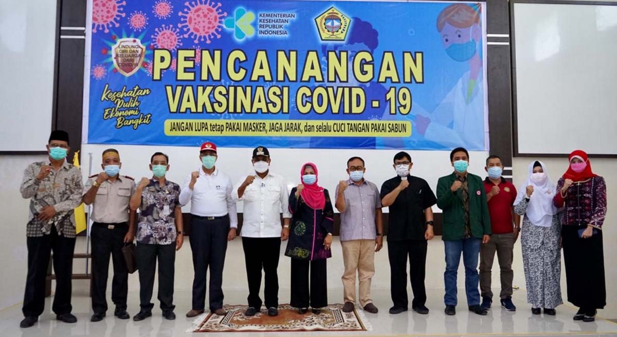 Bupati Karimun Aunur Rafiq (5 kiri), Wakil Bupati Anwar Hasyim (4k kiri), Sekda Muhammad Firmansyah (6 kanan) dan pejabat lainnya berfoto usai pencanangan vaksin COVID-19, Sabtu (30/1/2021). (foto: yra)