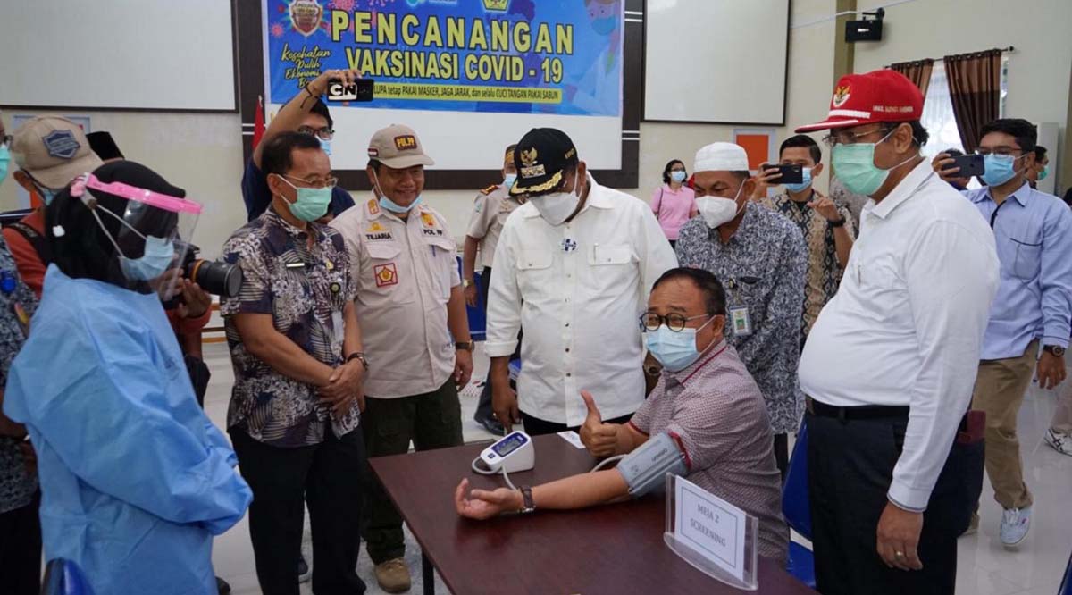 Sekda Karimun Muhammad Firmansyah menerima suntikan vaksin COVID-19 disaksikan Bupati Karimun Aunur Rafiq, Wakil Bupati Anwar Hasyim, Kepala Dinas Kesehatan Rachmadi dan pejabat terkait lainnya. (foto: yra)