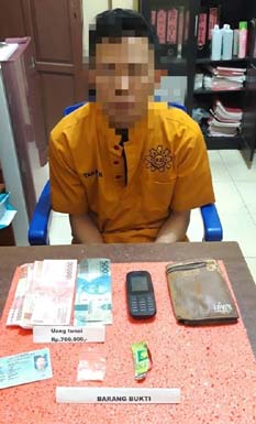 AO (30) terduga pengedar sabu beserta barang bukti yang diamankan Polsek Tembilahan.