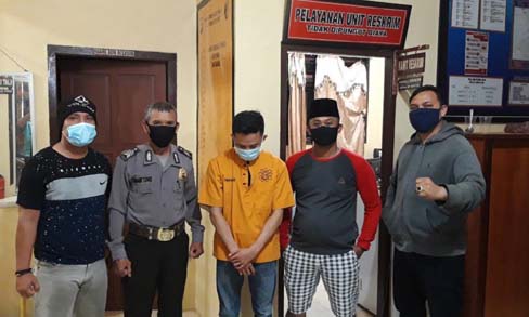 Terduga pengedar sabu (tengah) yang diamankan Polsek Tembilahan, Polres Inhil.