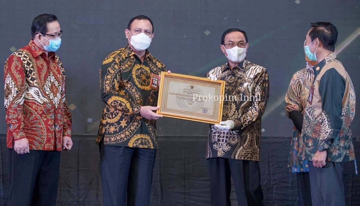Bupati Inhil HM Wardan menerima penghargaan merit sistem dari KASN. (foto: Prokopim Inhil)