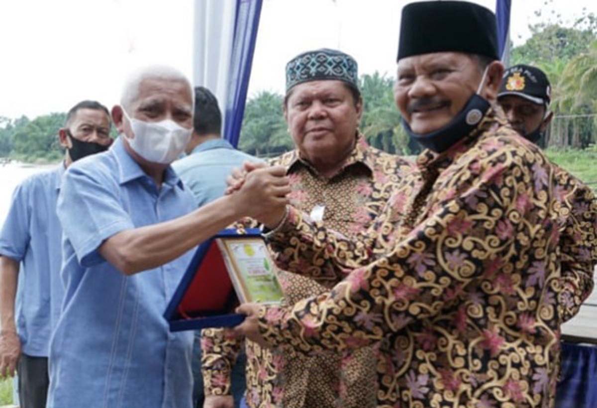Penyuluh pertanian sumatera utara Bupati Asahan Surya dan pengurus P4SU berjabat tangan dalam acara silaturrahmi dan temu kange.