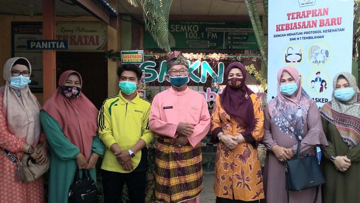 Perpustakaan Tengku Sulung Tembilahan DPAD Inhil berfoto bersama dengan pengurus Perpustaaan Tengku Sulung SMKN 1 Tembilahan.