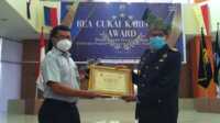 Penyerahan penghargaan Bea Cukai Karimun Award kepada perusahaan yang memberikan kontribusi terbesar kepada negara. (foto: yra)
