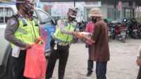 Polres Inhil berbagi nasi kotak dengan tukang becak dan porter Jumat Barokah, Polres Inhil berbagi nasi kotak dengan tukang becak dan porter pelabuhan. (foto: abdullah)