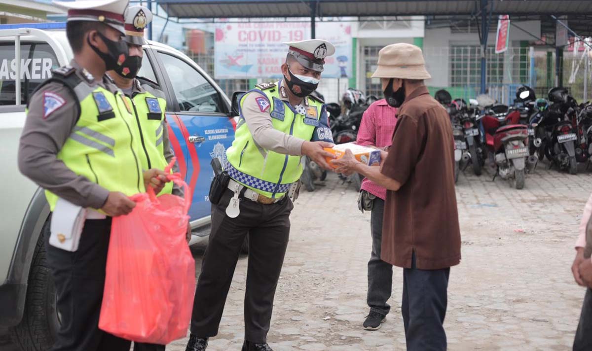 Polres Inhil berbagi nasi kotak dengan tukang becak dan porter Jumat Barokah, Polres Inhil berbagi nasi kotak dengan tukang becak dan porter pelabuhan. (foto: abdullah)