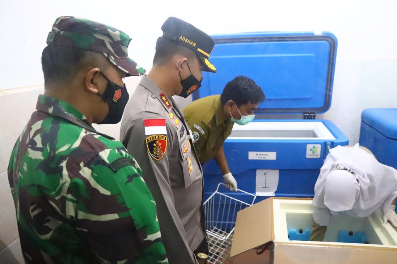 Kapolres Karimun AKBP Muhammad Adenan memantau kedatangan vaksin COVID-19, Selasa (26/1/2021).