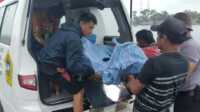Nelayan asal Karimun yang jatuh saat melaut di perairan Lingga dibawa menggunakan ambulans Puskesmas Moro. (foto: istimewa)