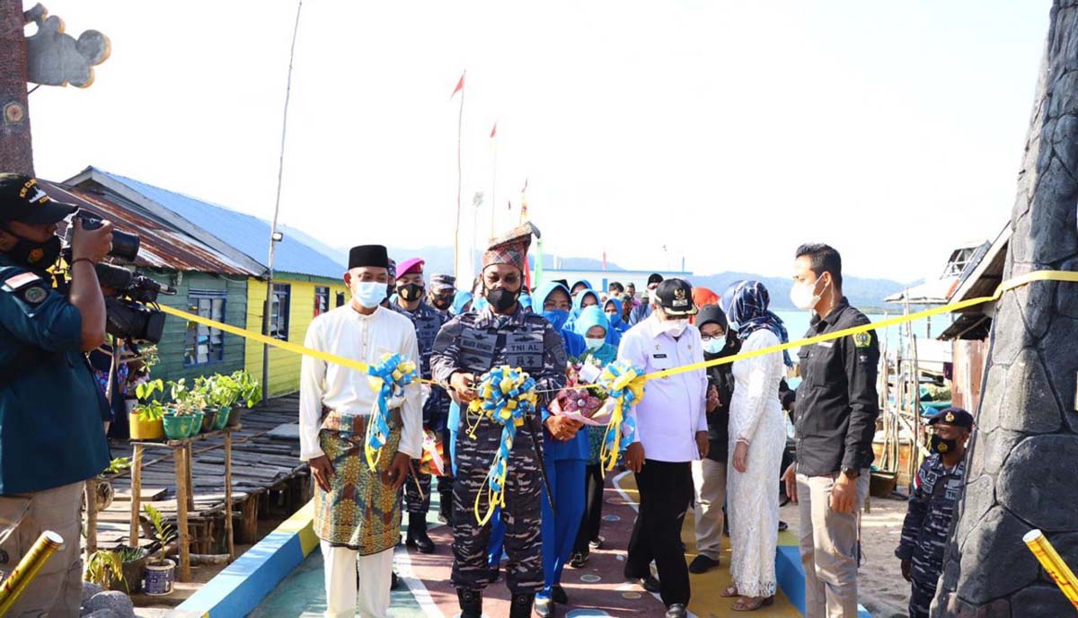 Danlantamal IV Tanjungpinang Laksma TNI Indarto Budiarto ketika meresmikan Pulau Jang sebagai Kampung Bahari Nusantara, Jumat (22/1/2021). (foto: yra)